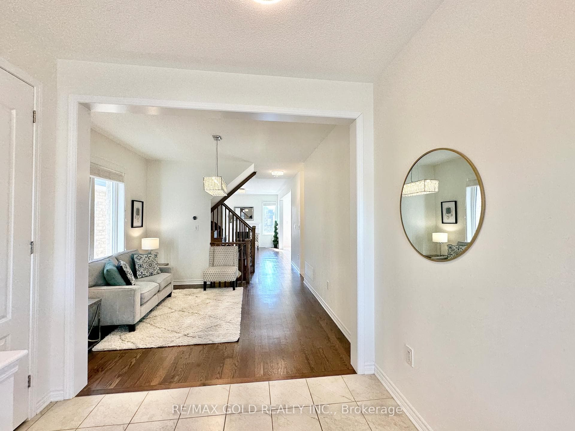 1230 Duignan Crescent photo 3