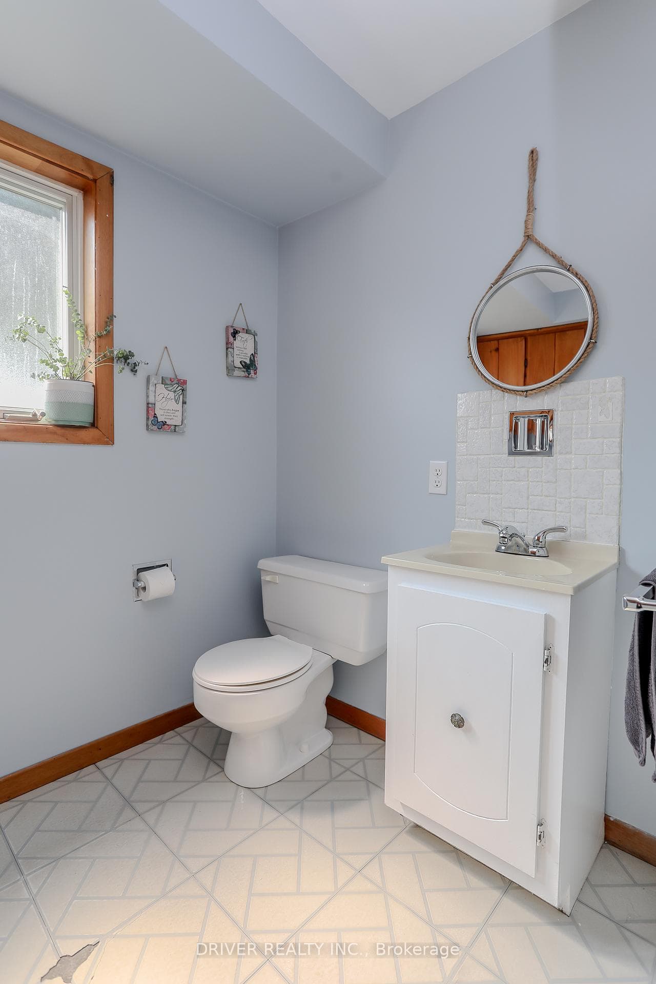 176 LAKESHORE Road photo 24