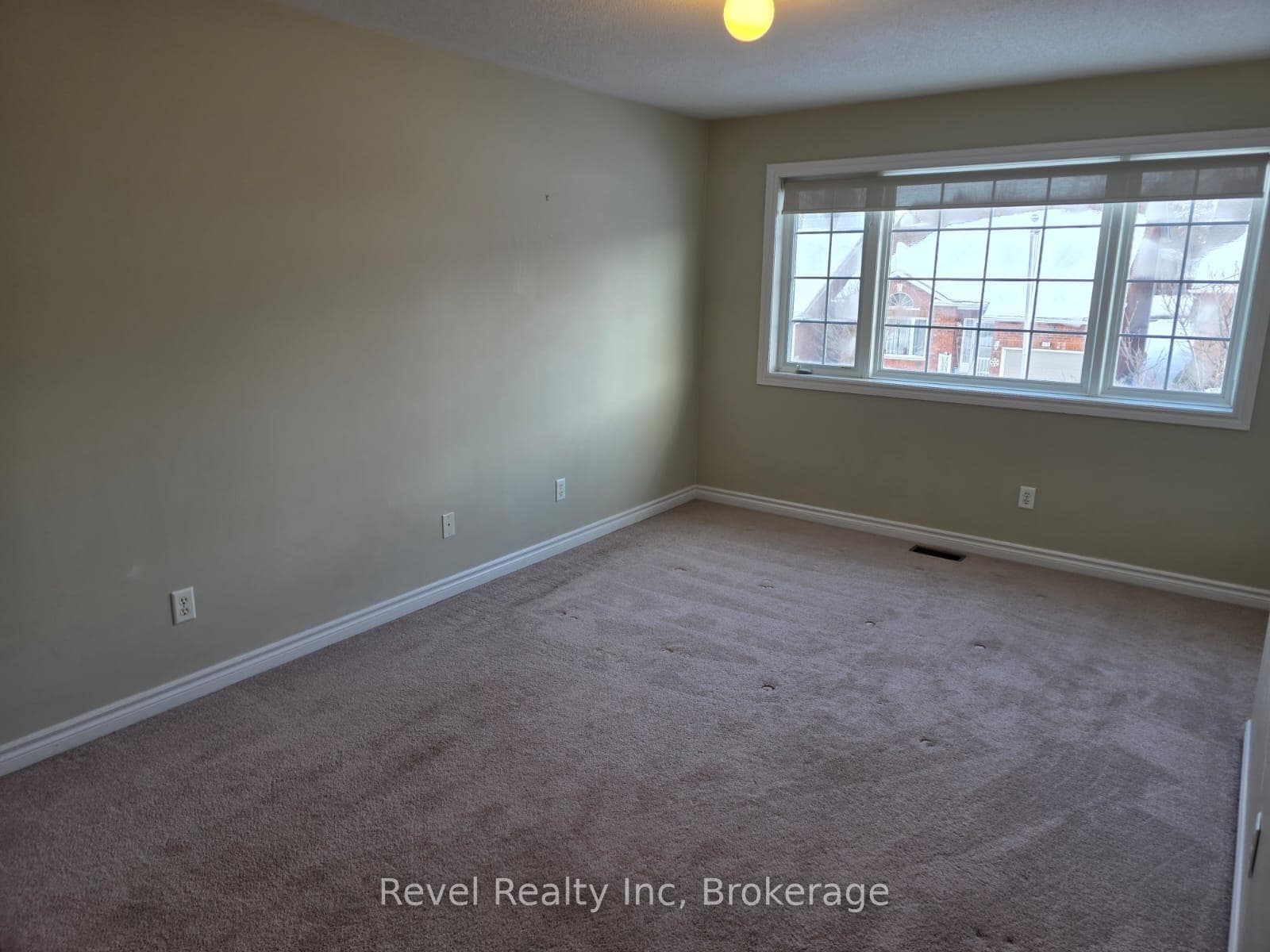 1026 WHITNEY Crescent photo 6