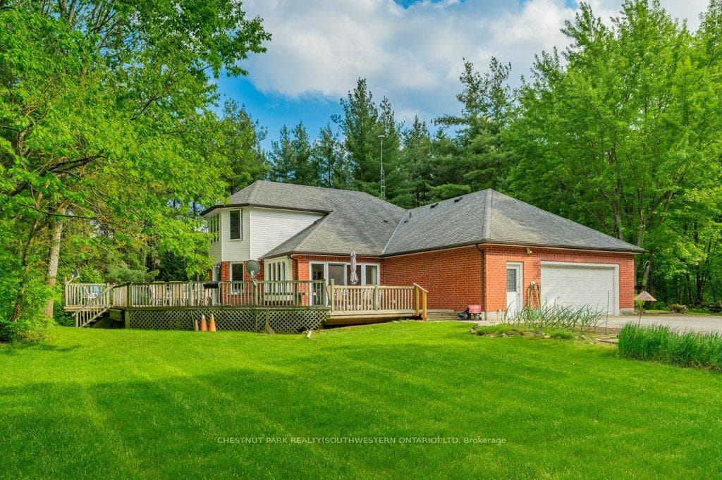Beautiful yard + large deck made for entertaining