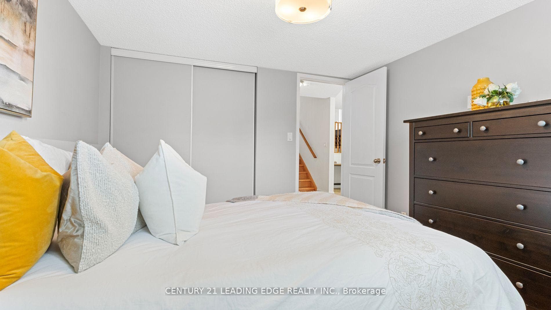 385 Compton Crescent photo 28