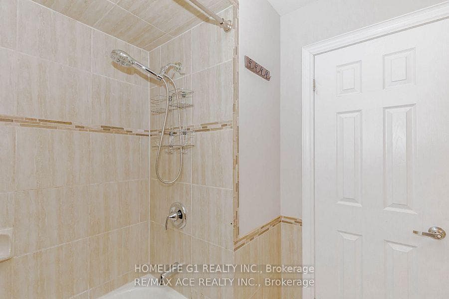 1319 Greenwood Crescent photo 5
