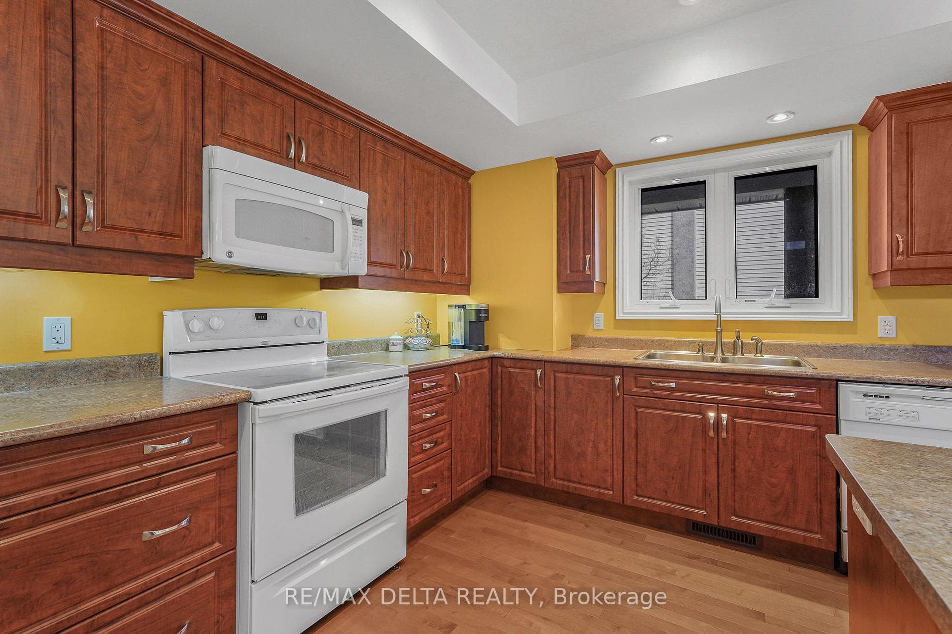 Notice the pots & pans drawers on the left.