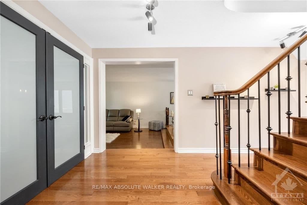 1841 ROBINWOOD Place photo 3