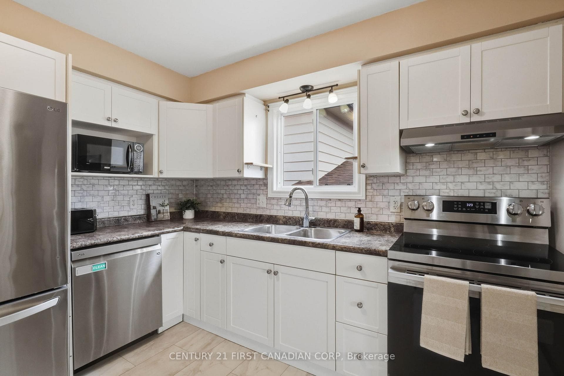 557 Ferndale Court photo 13