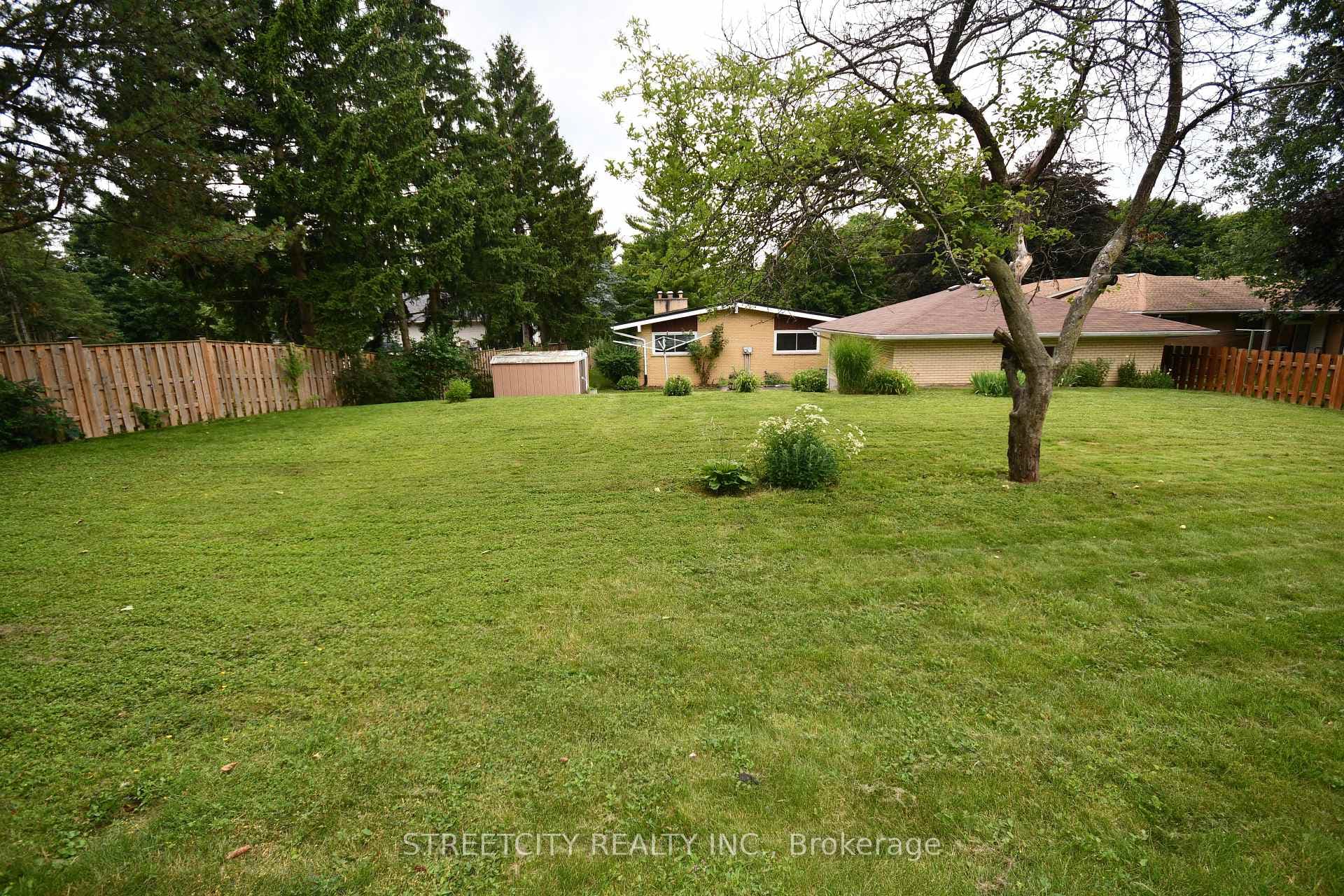 74 Torrington Crescent photo 27