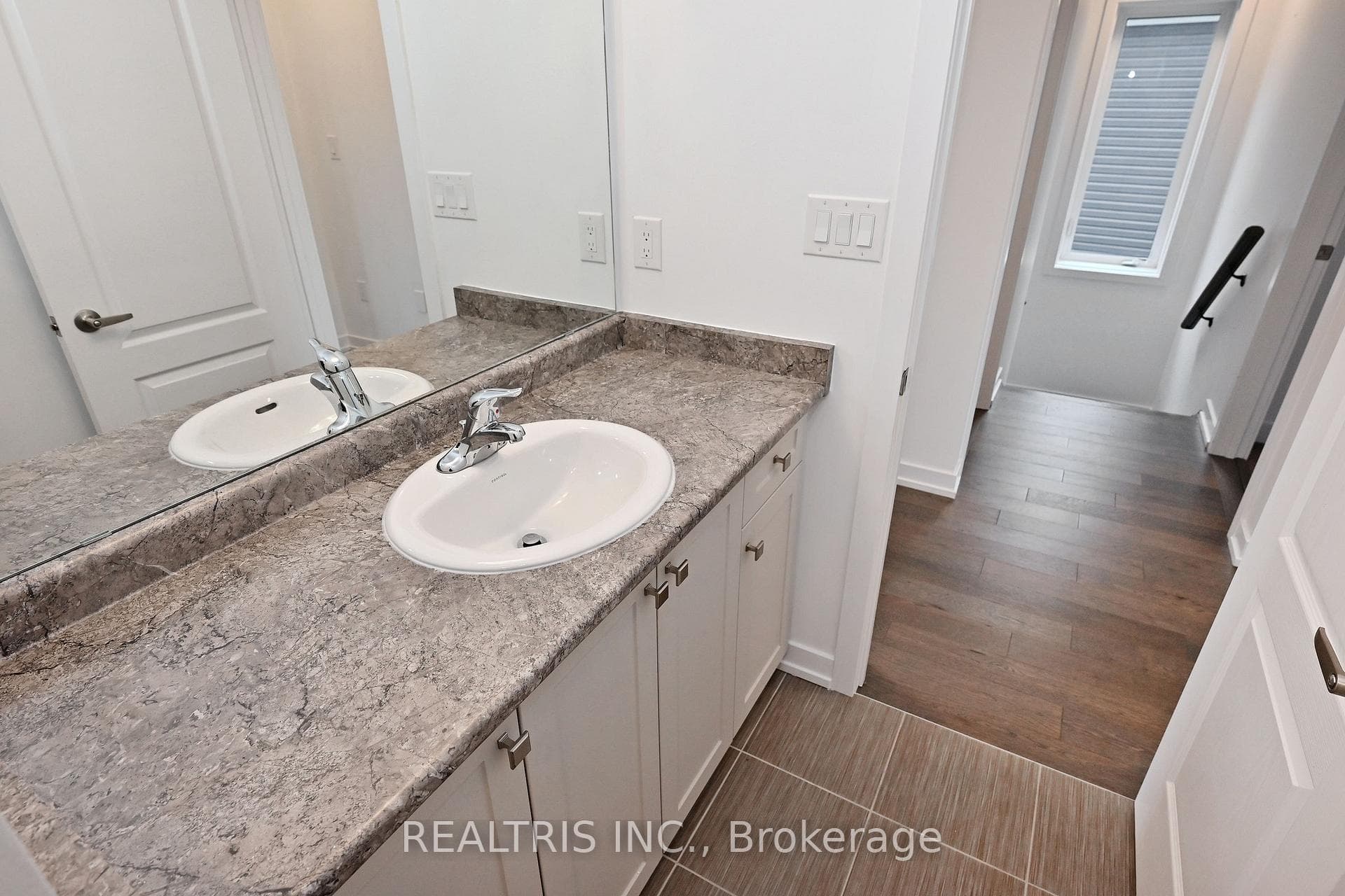 84 Hawick Crescent photo 33