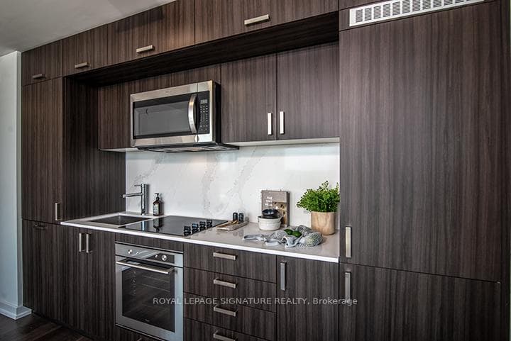 18 Erskine Avenue Unit 2509 photo 4