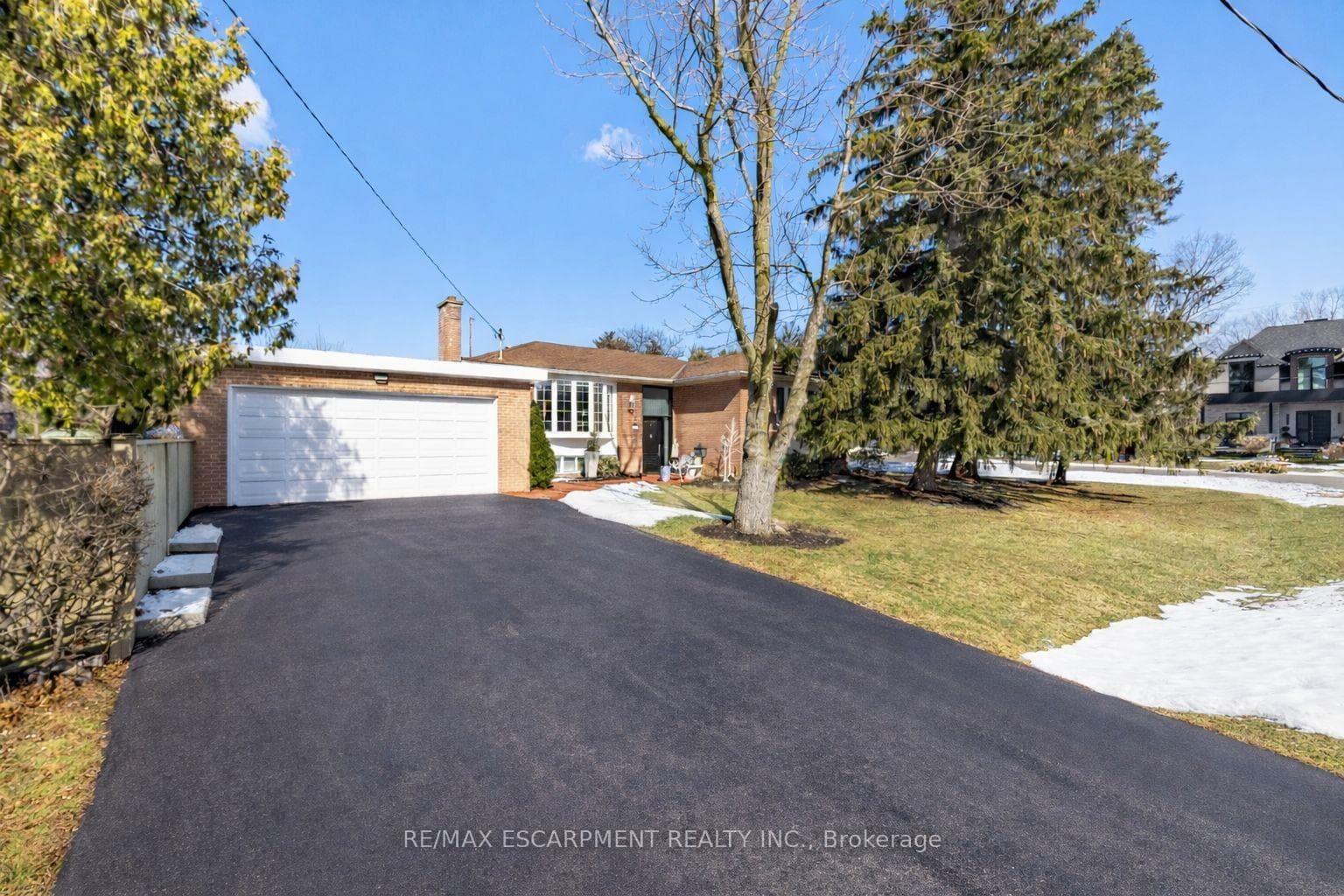 487 Wellington Crescent photo 2