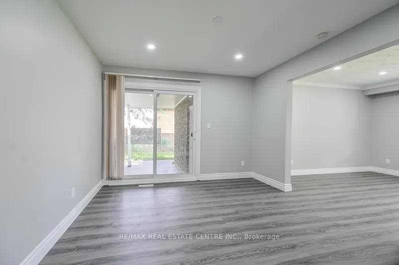 3271 Corry Crescent photo 5