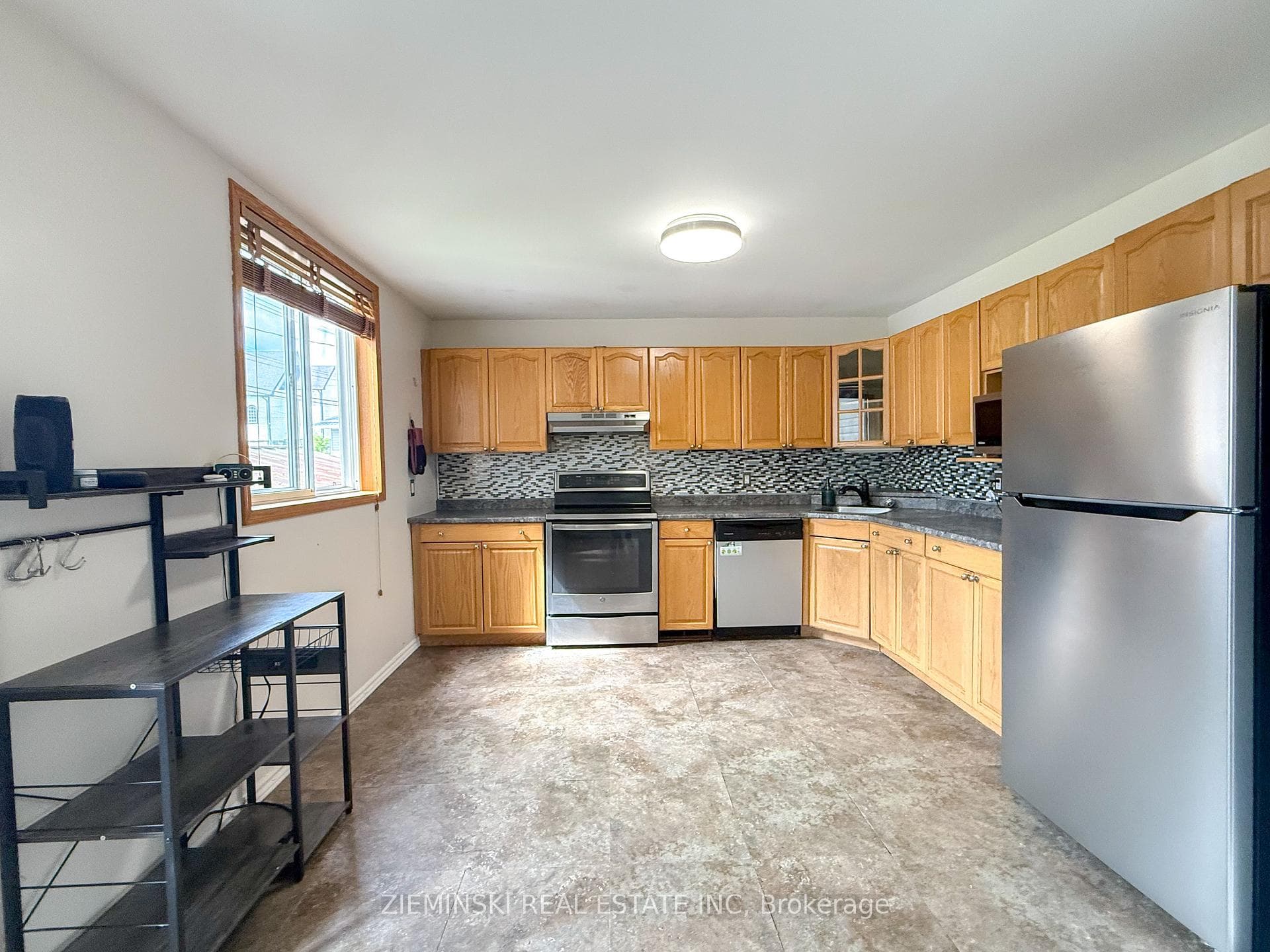 143 Essex Avenue photo 8