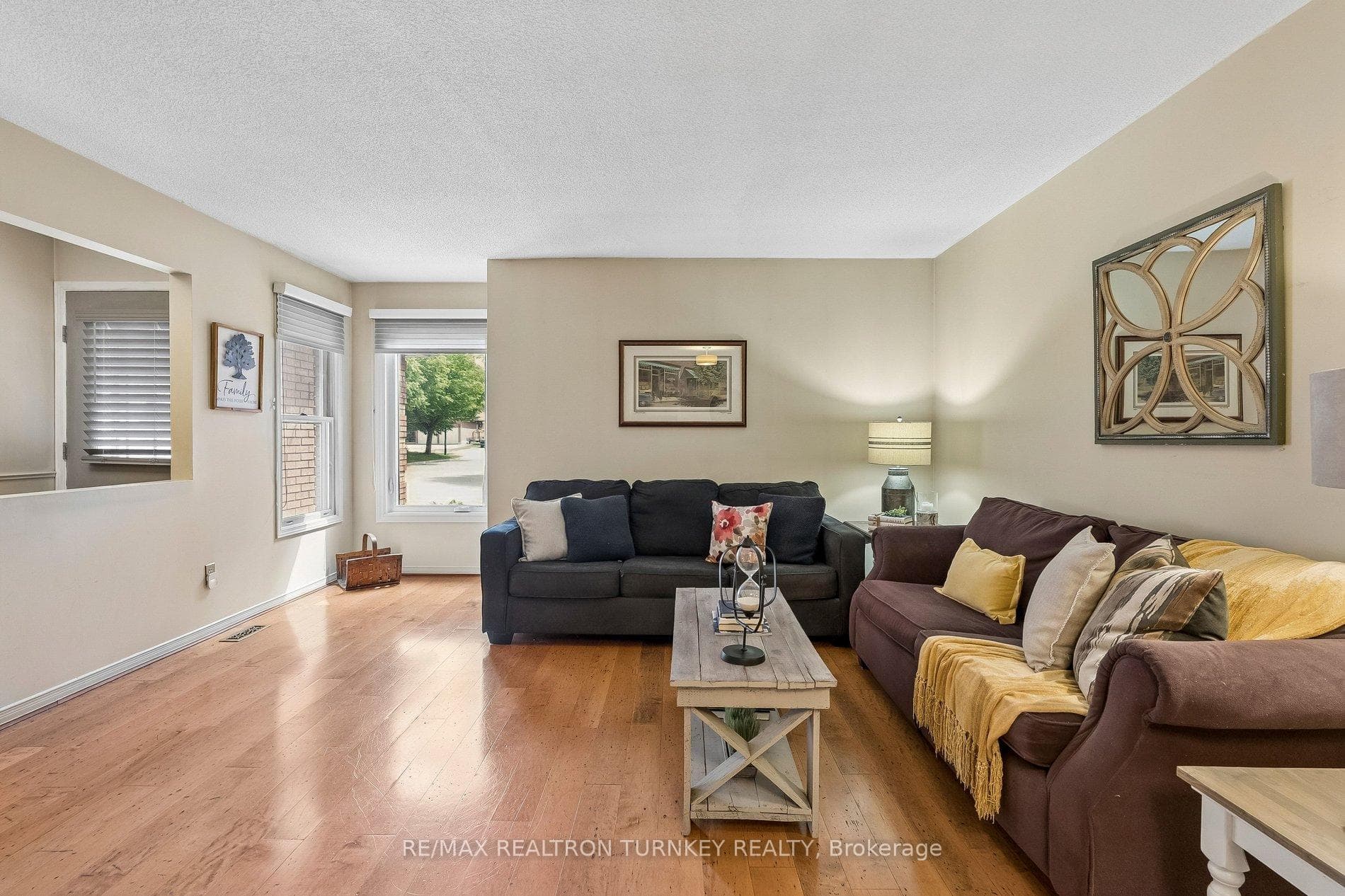 877 Playter Crescent photo 9