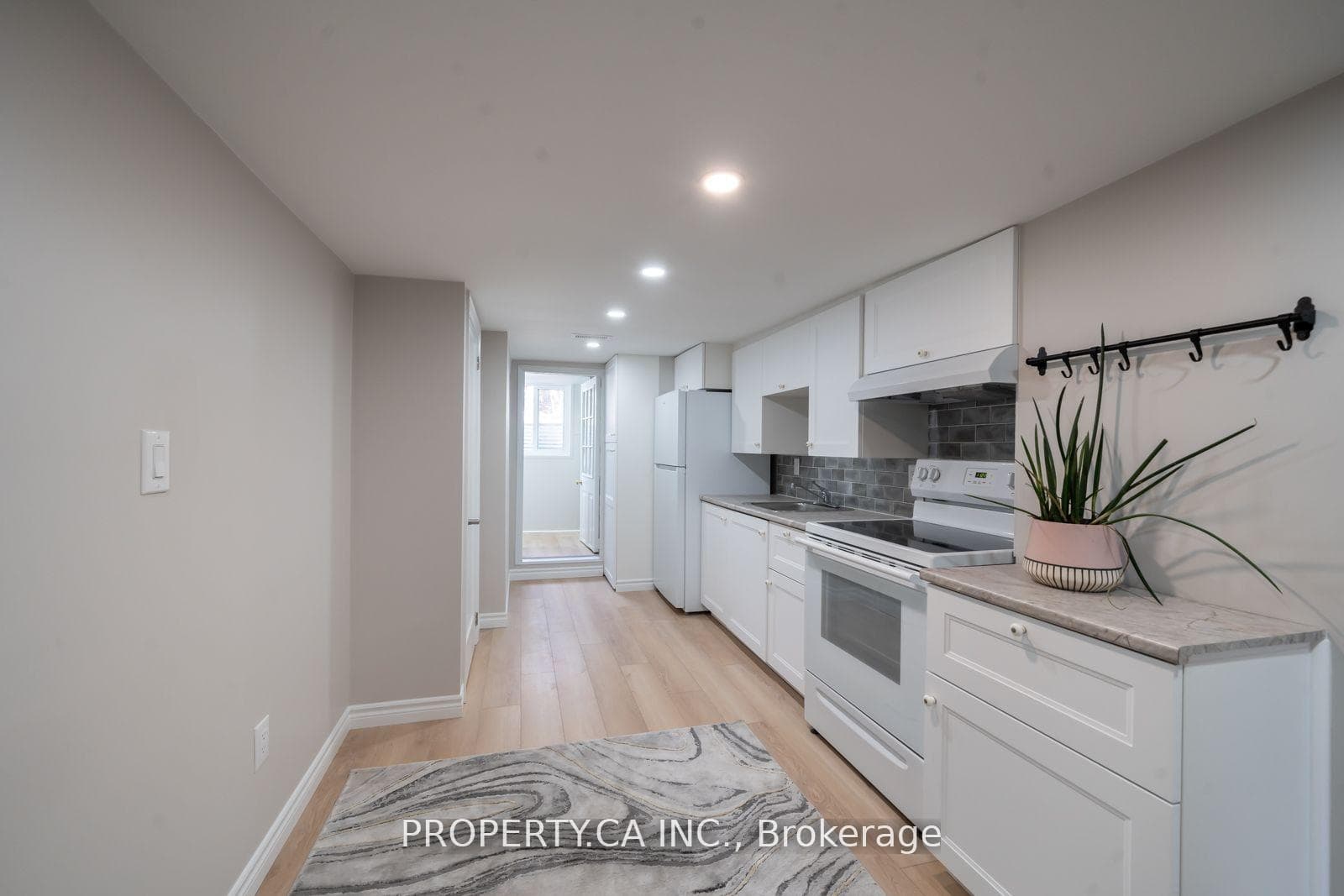 557 Perth Avenue Unit Lower photo 1