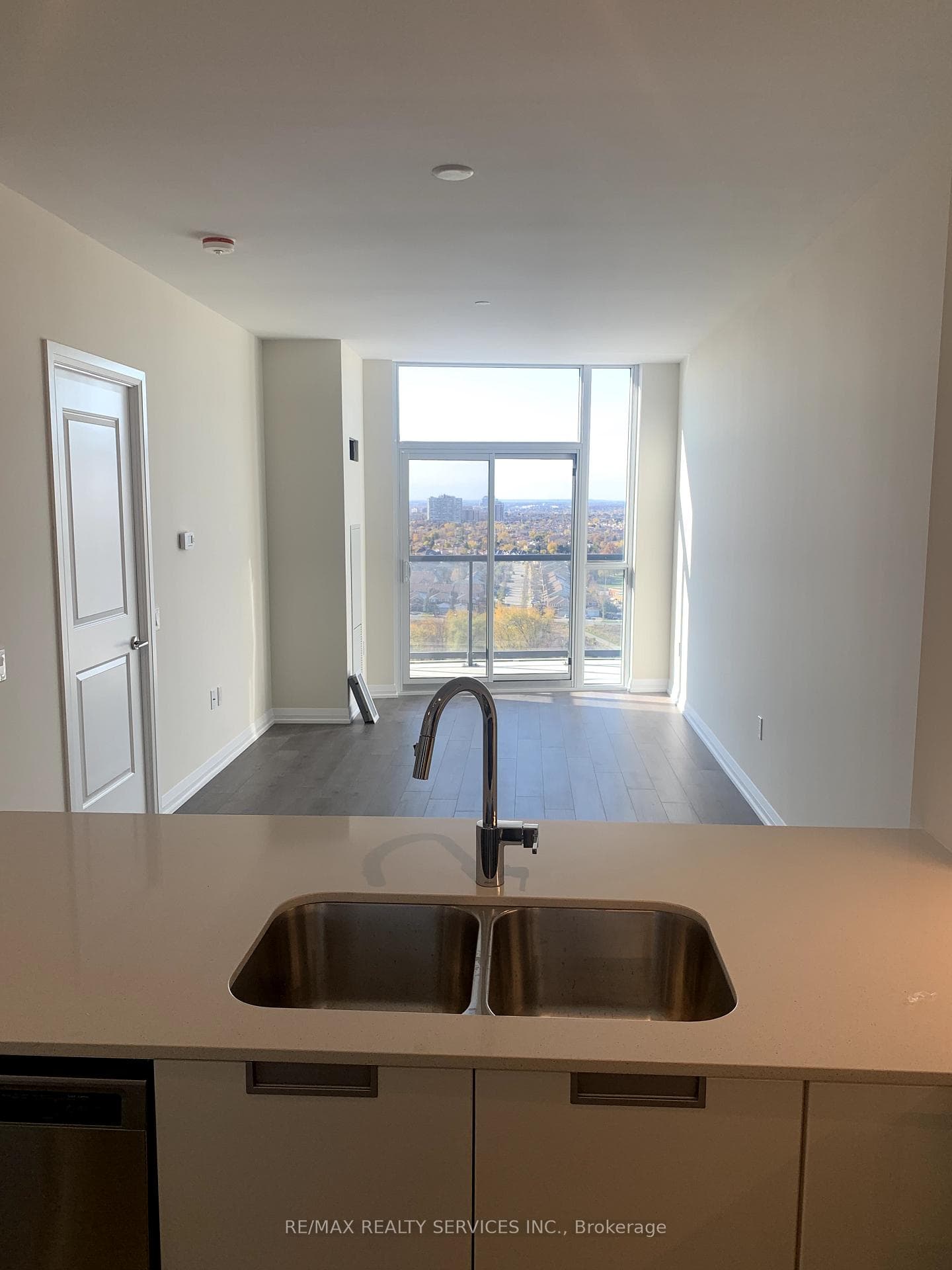 65 Watergarden Drive Unit 1505 photo 5