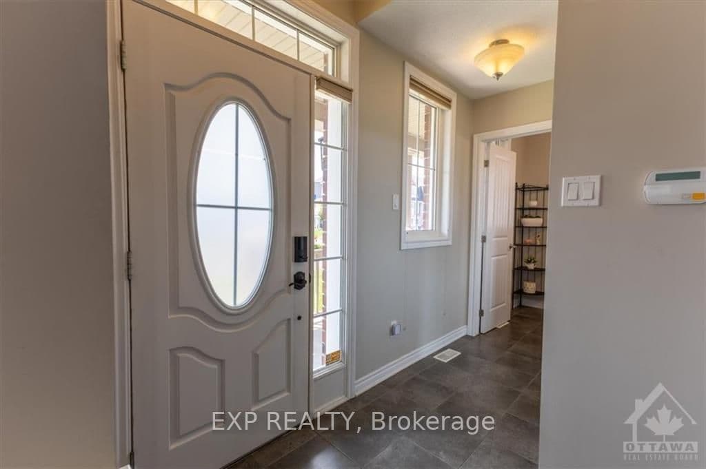 401 MEADOWHAWK Crescent photo 4
