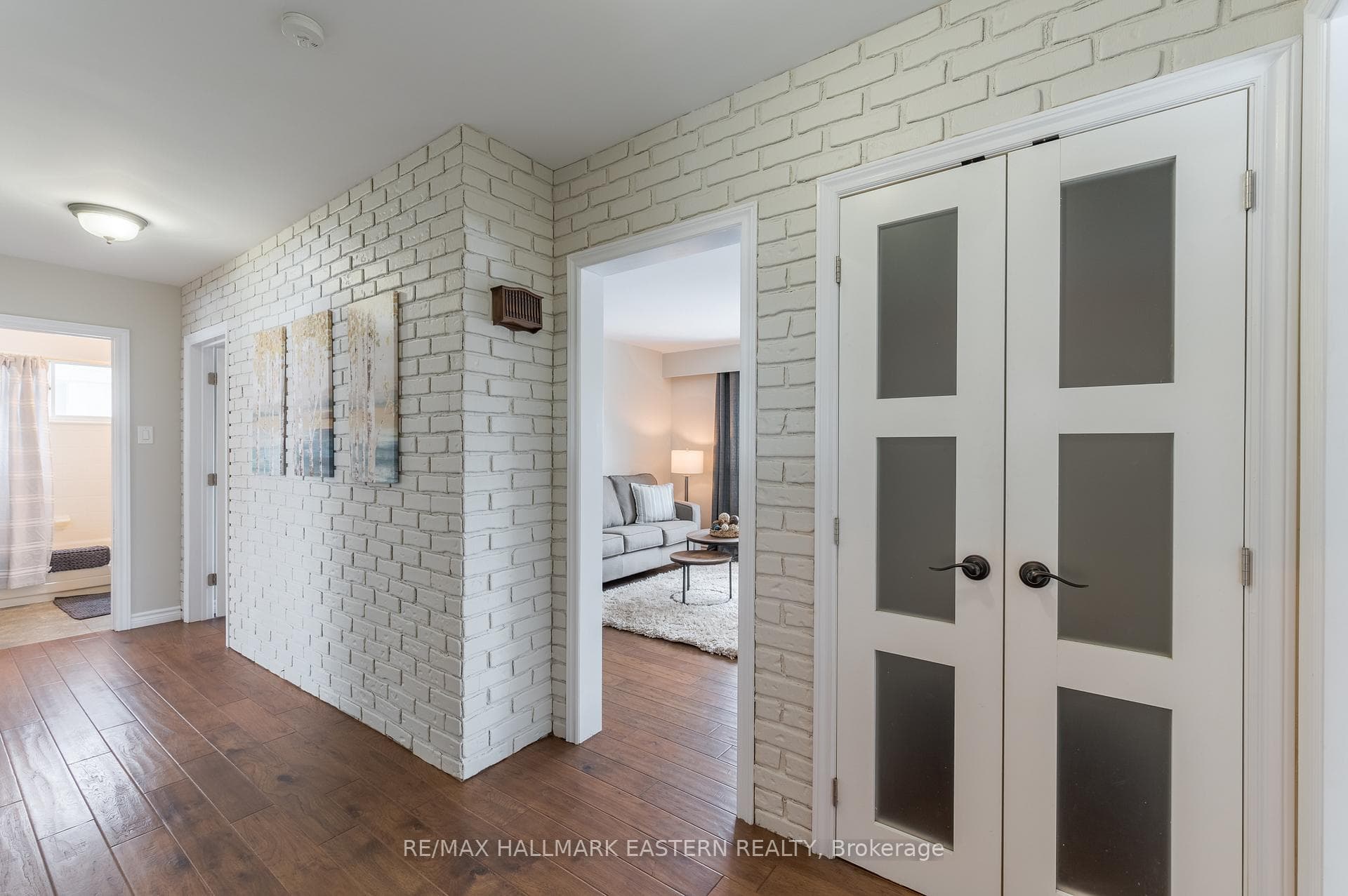 990 Oriole Crescent photo 4