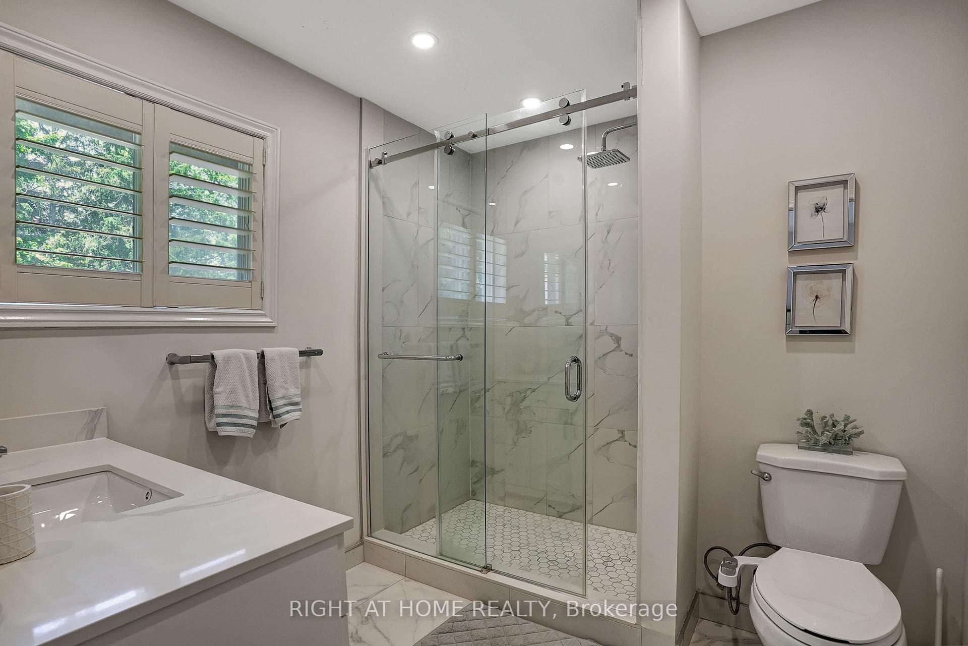 461 Lakeshore Road photo 17