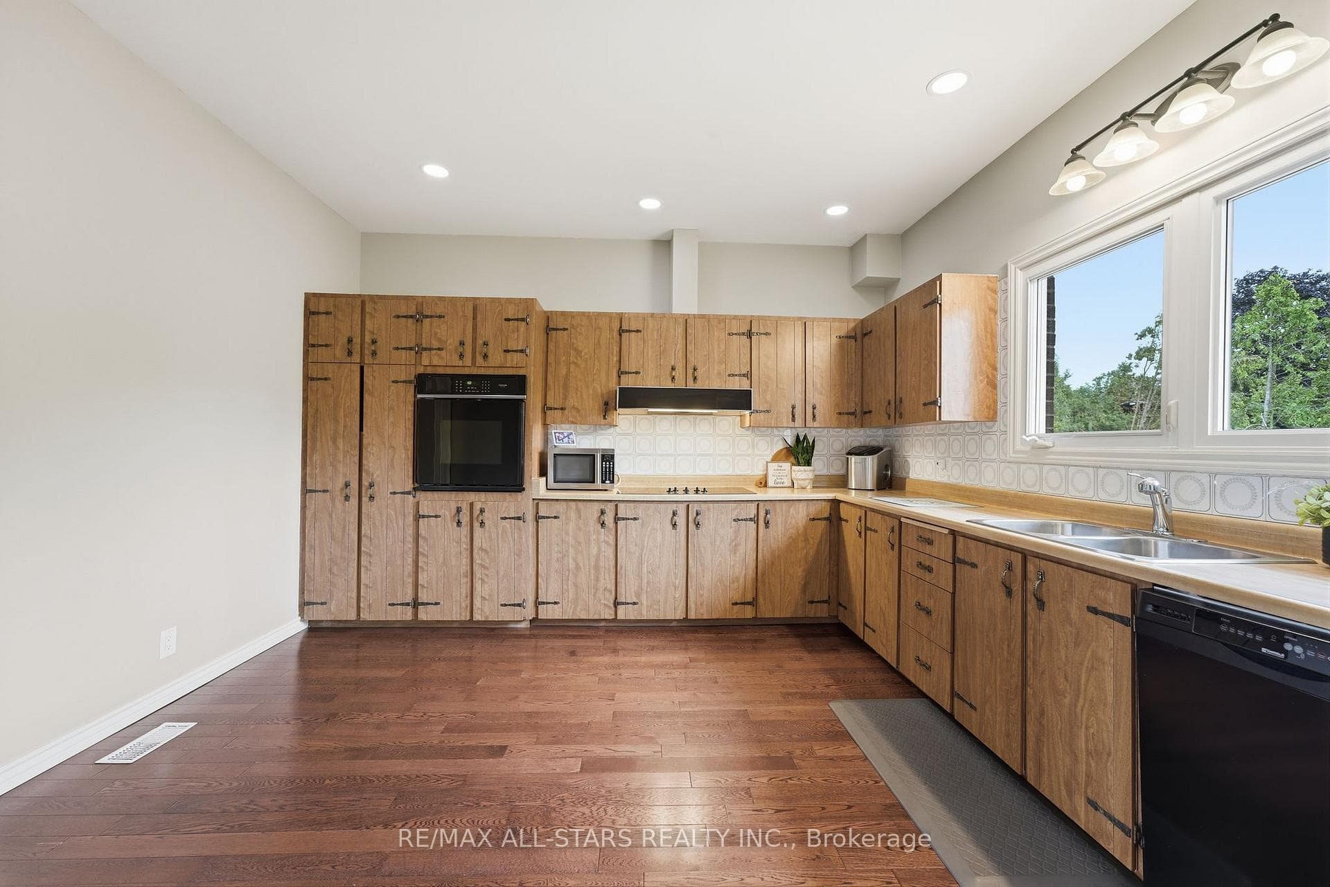 Wall oven, dishwasher, potlights, eng hardwood flr