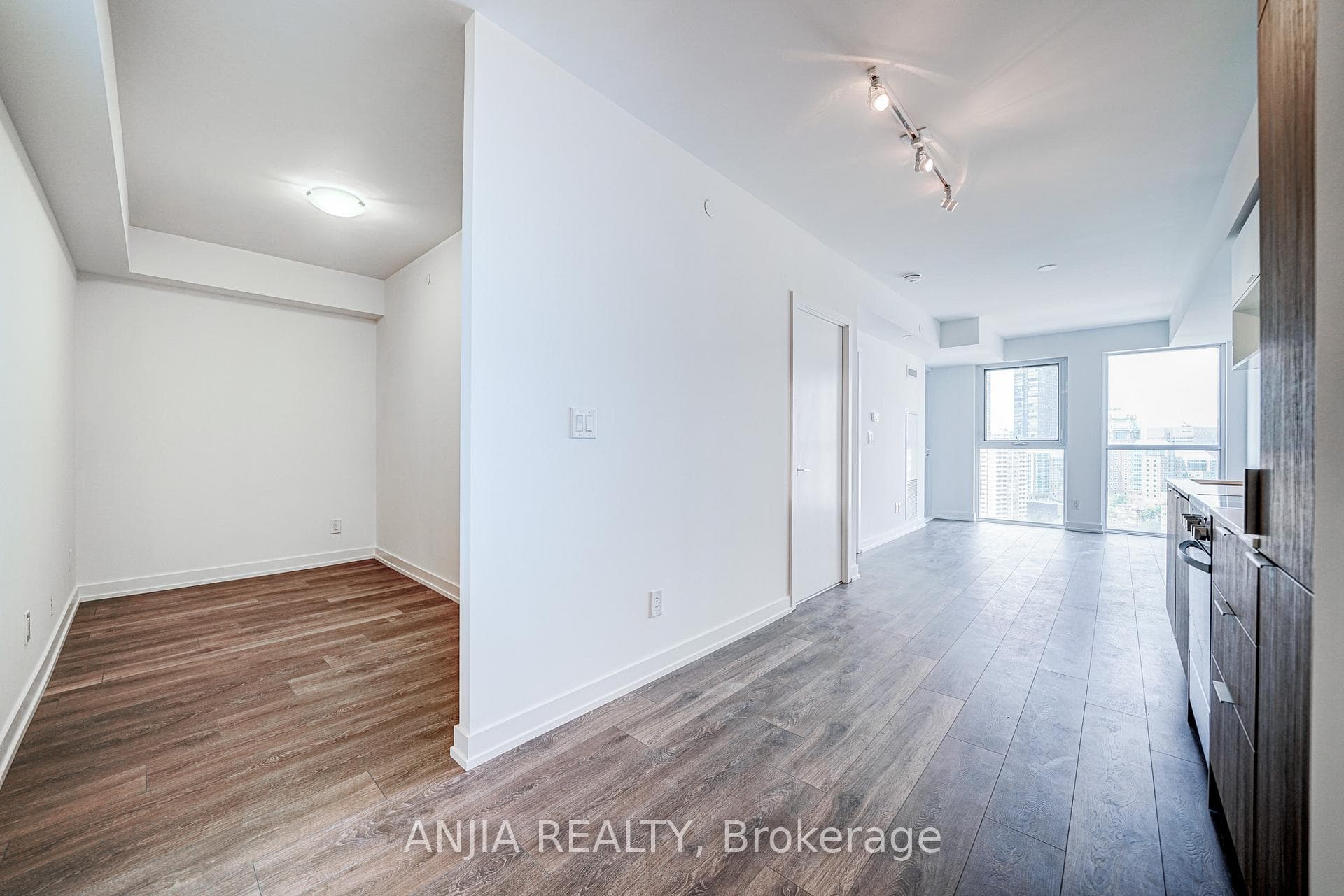 159 Wellesley Street Unit 1801 photo 4