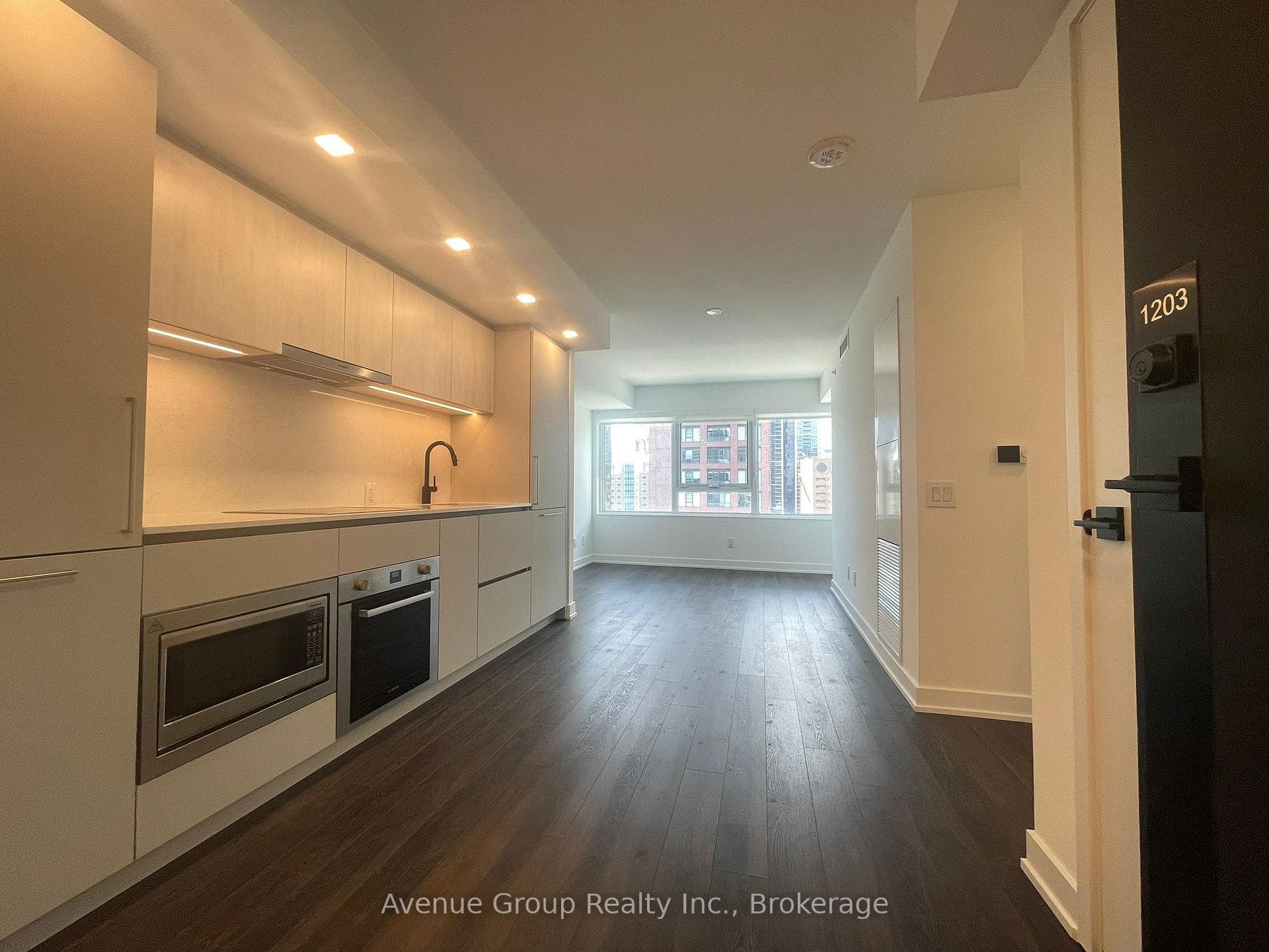 609 Sherbourne Street Unit 1203 photo 2