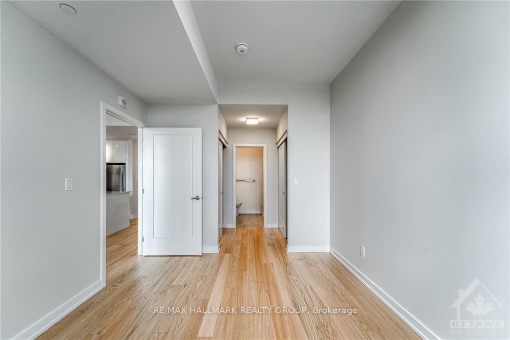 570 DE MAZENOD Avenue Unit 606 photo 8