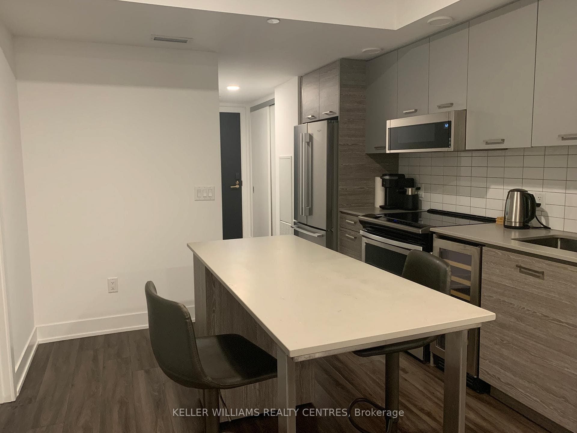 Spacious Entrance and Kitchen Areas