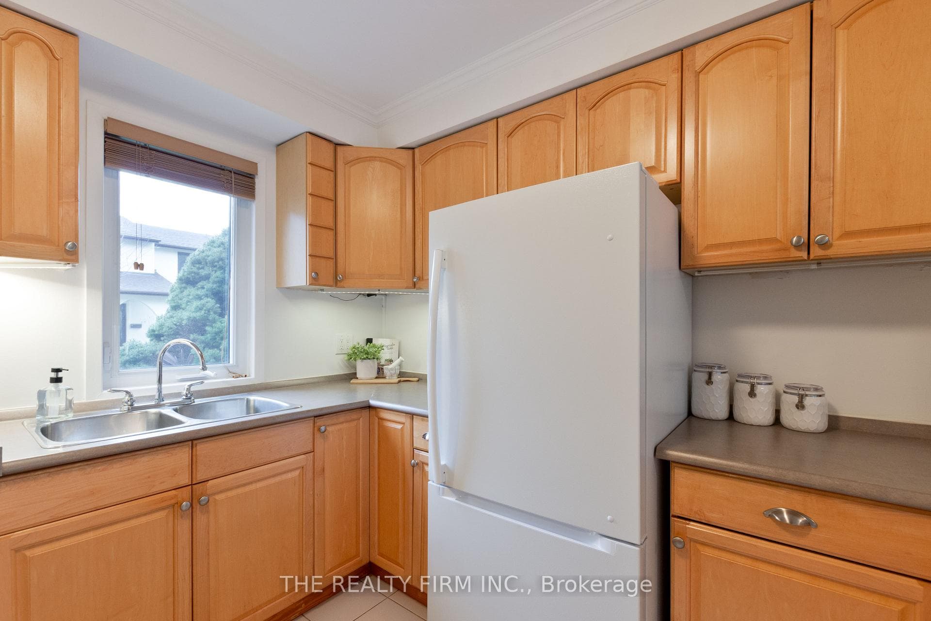 221 Millbank Drive photo 4
