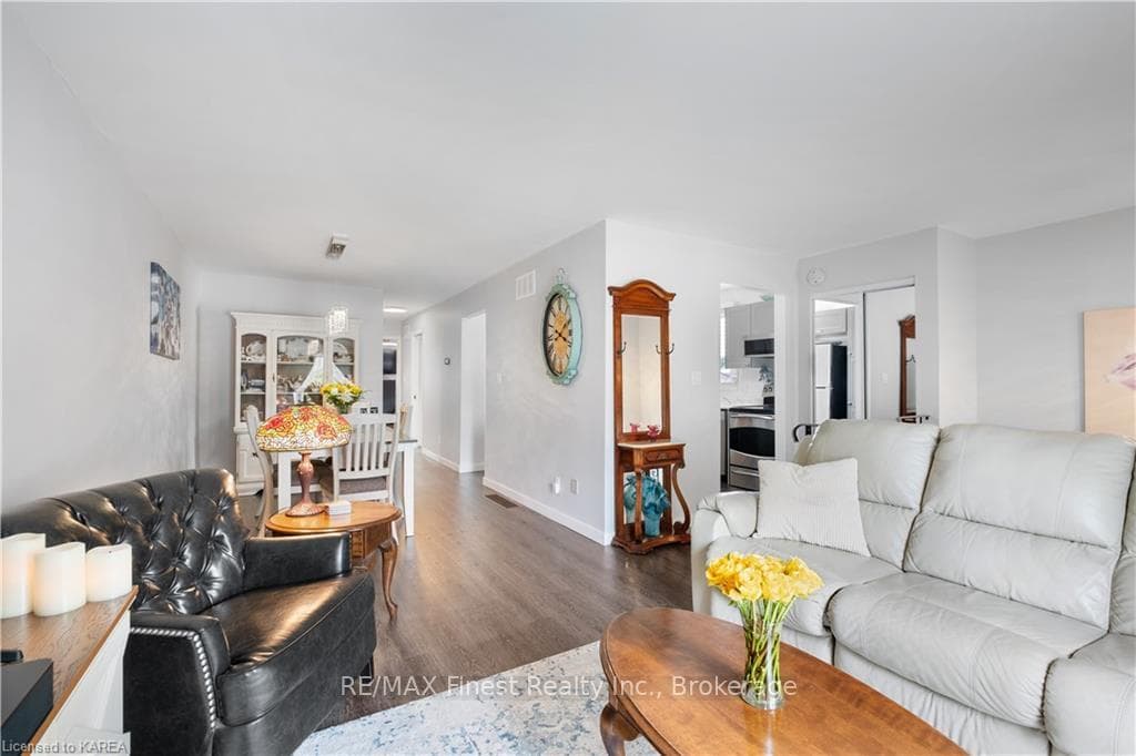 952 UXBRIDGE Crescent photo 4