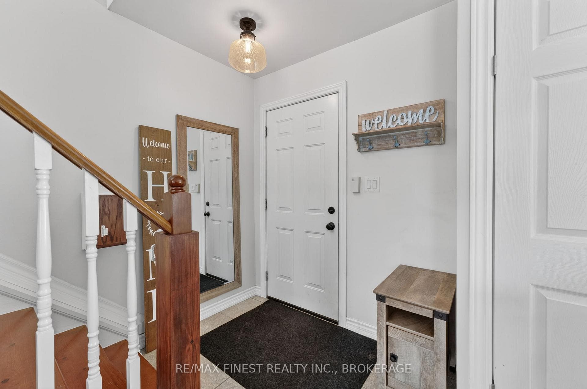 907 Warburton Crescent photo 3