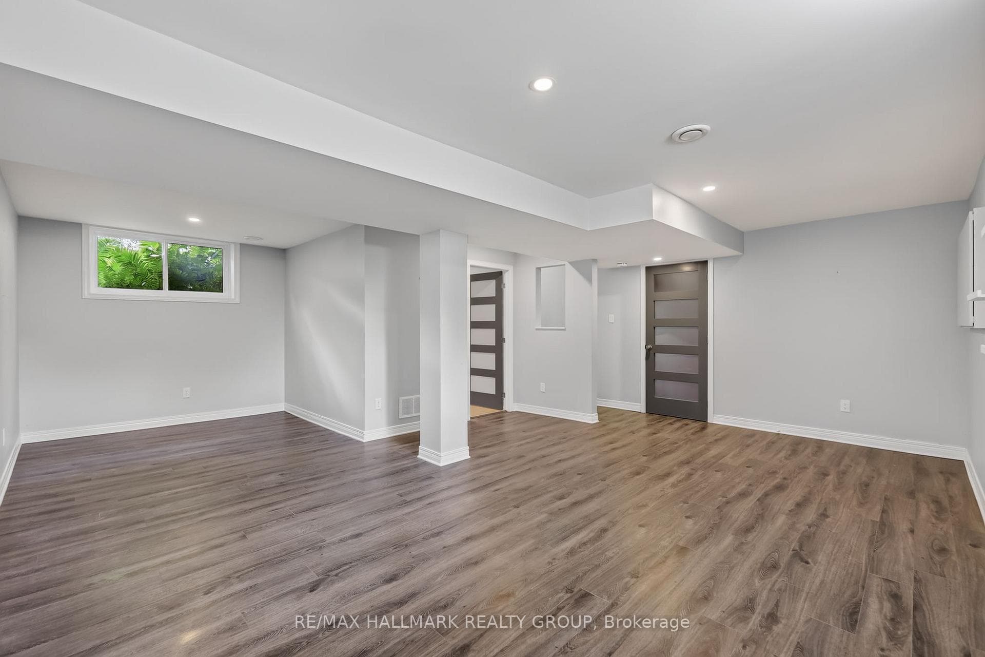738 Stiles Crescent photo 36