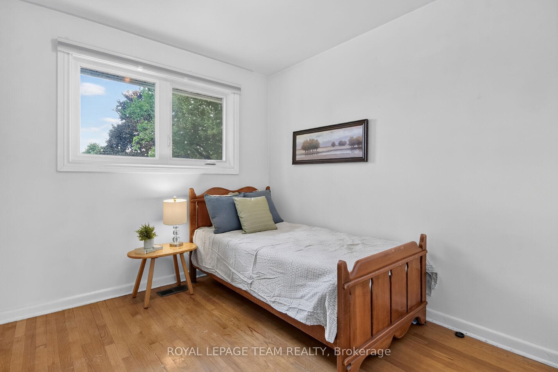 1768 Laxton Crescent photo 15