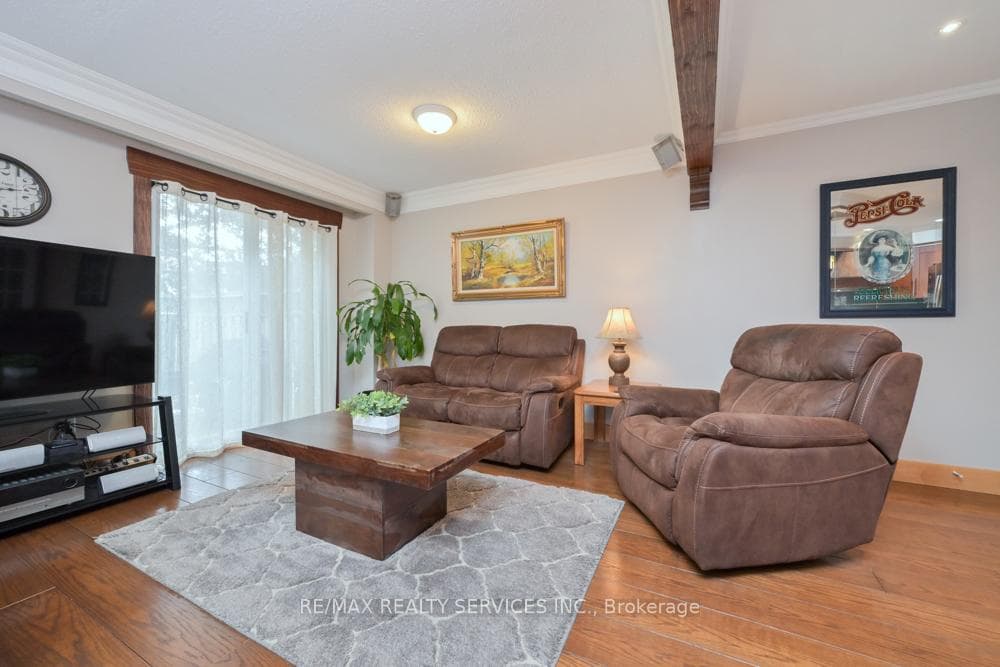 8 Collins Crescent photo 8