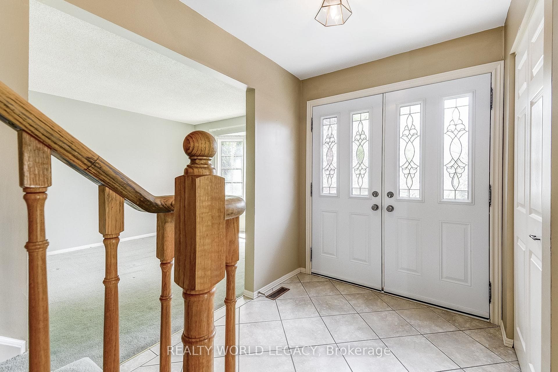 2113 Fallingbrook Court photo 4