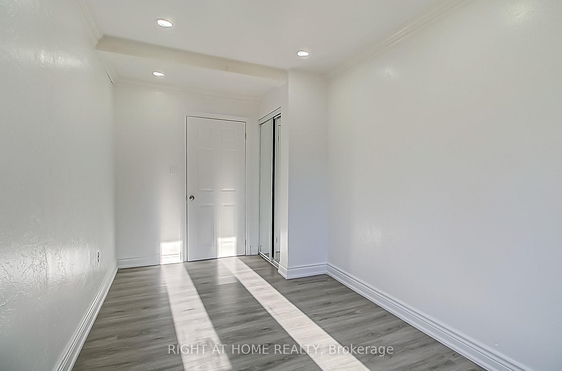 72 Thickson Road photo 11