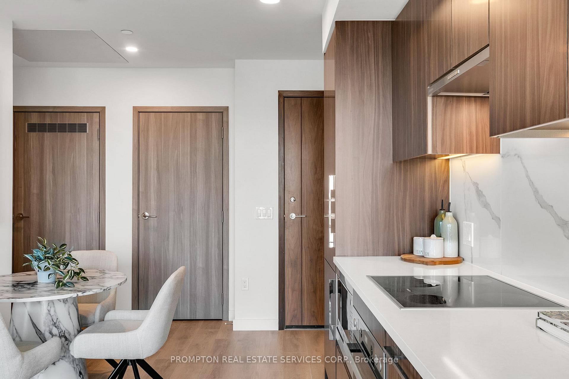 Kitchen & Dining