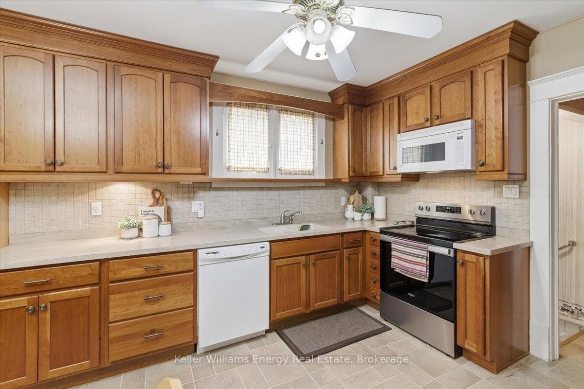 482 Simcoe Street photo 11
