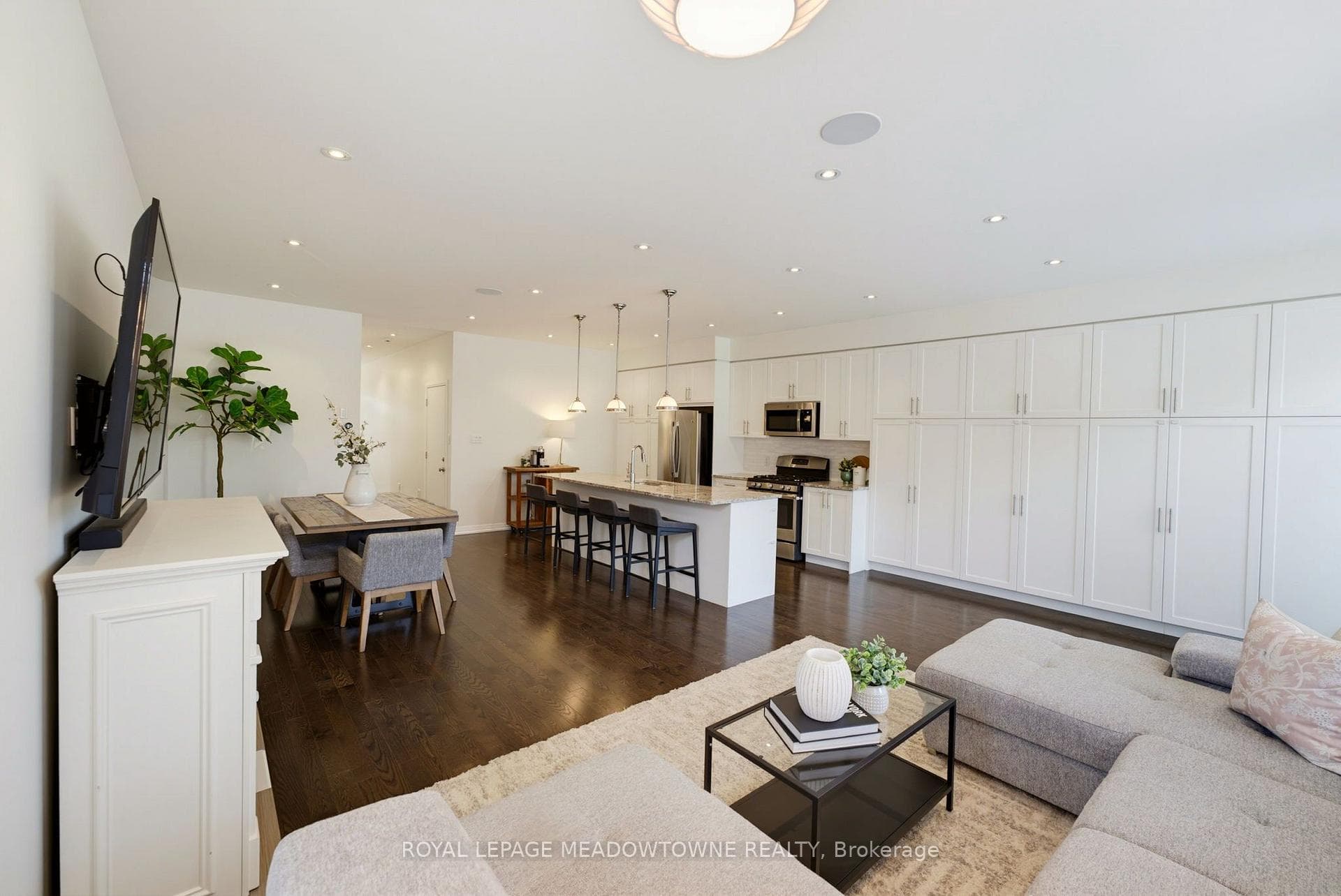 779 Banks Crescent photo 11