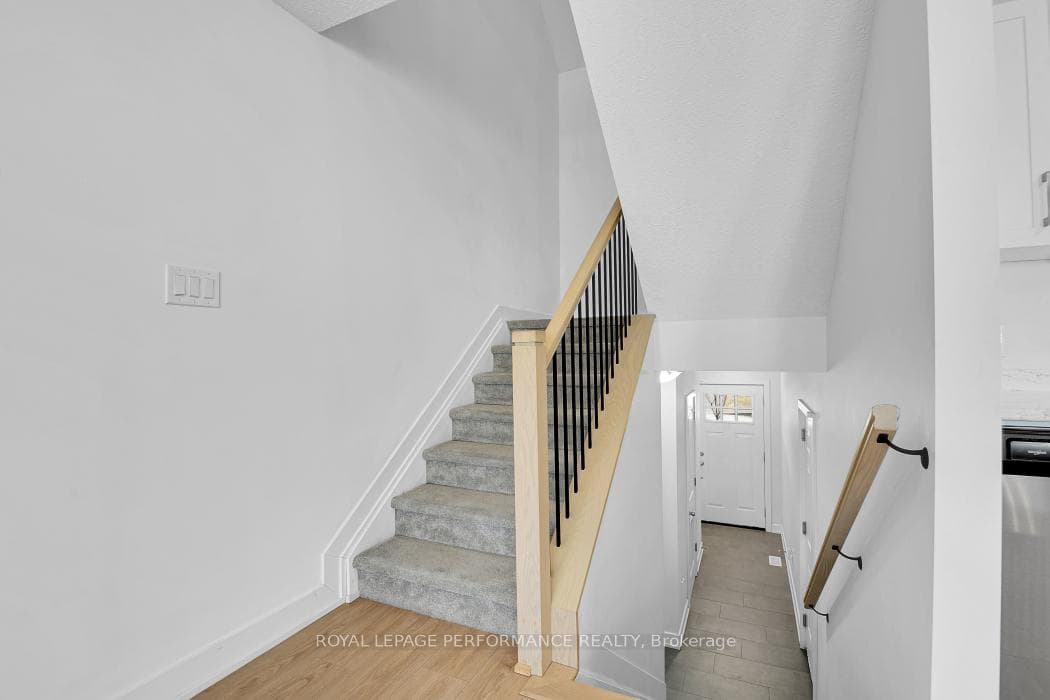 30 WHITCOMB Crescent photo 5