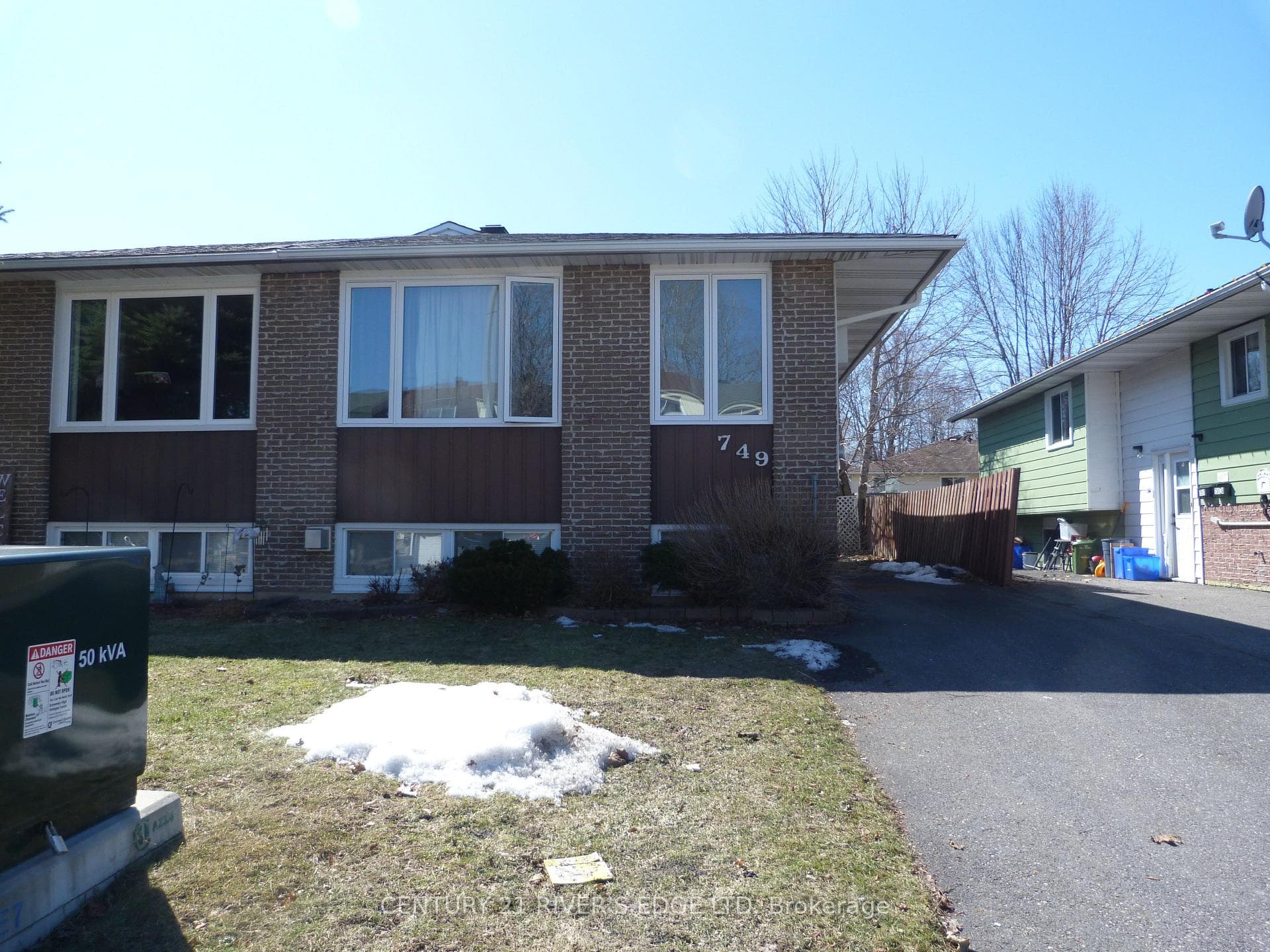 749 Glengarry Boulevard photo 4