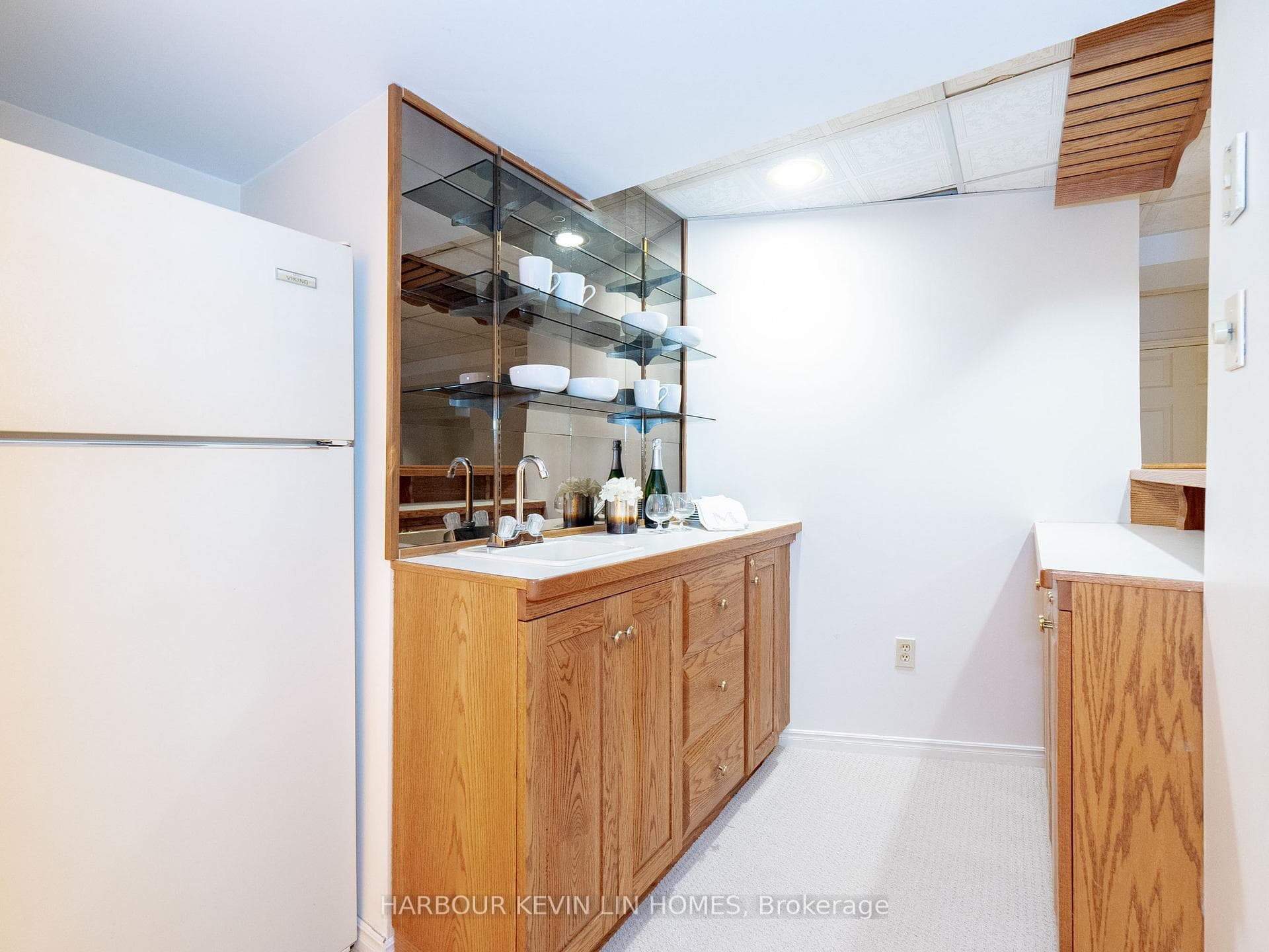 4086 Rossland Crescent photo 34