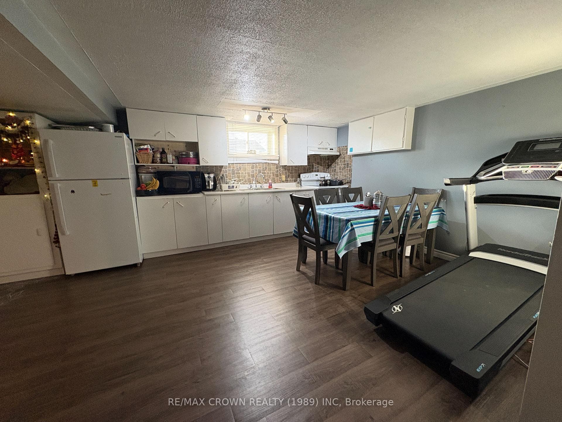 564 Maclean Drive photo 2