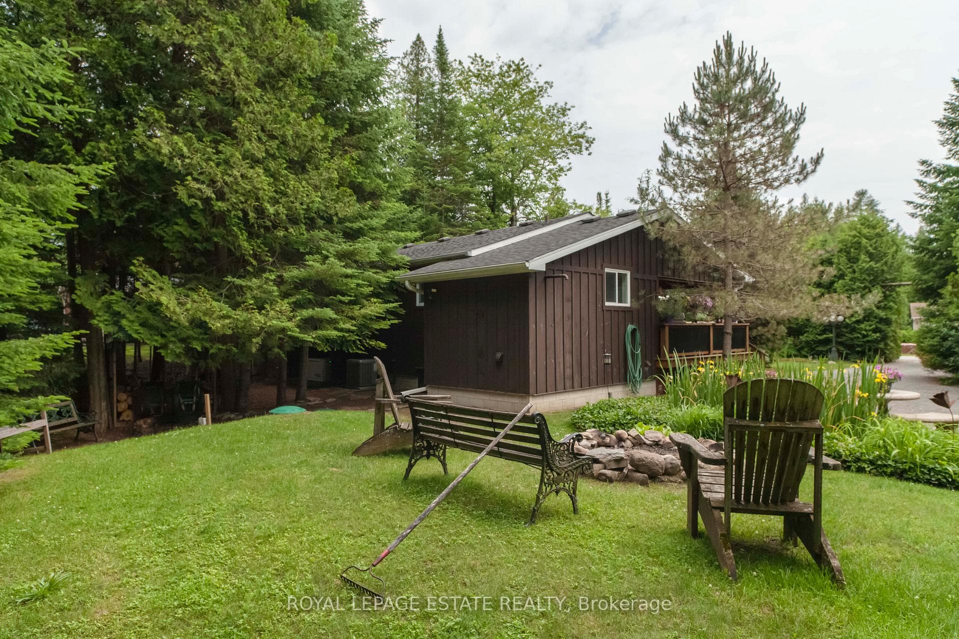 711 Oxford Crescent photo 8