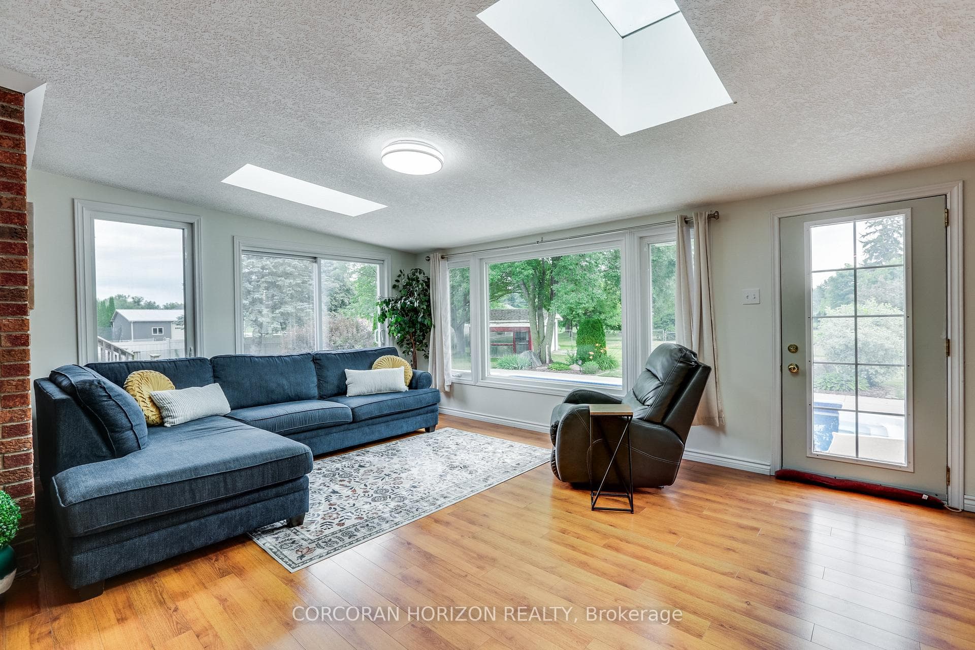 4542 Avenue Road photo 11