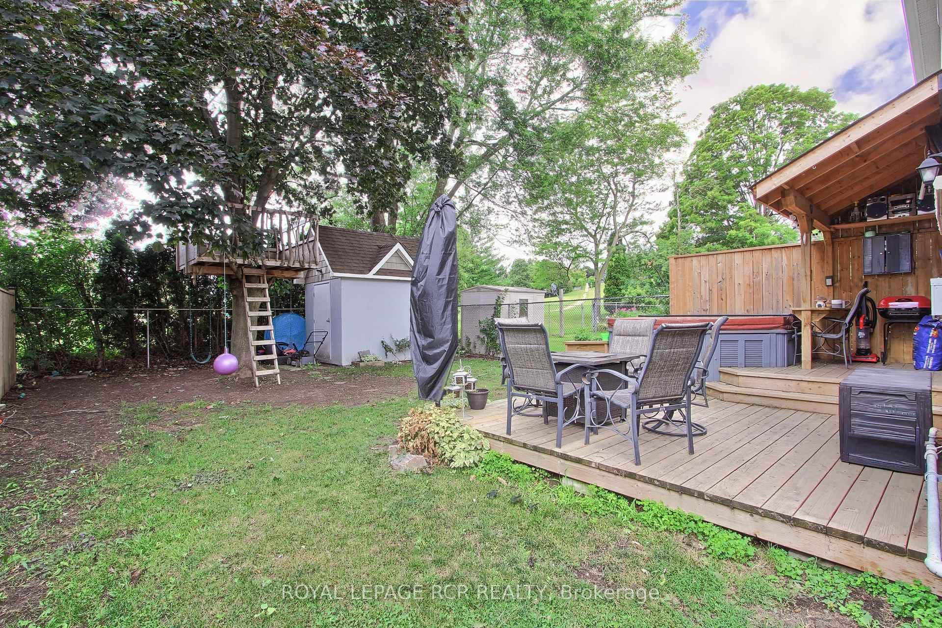 228 Collings Avenue photo 36