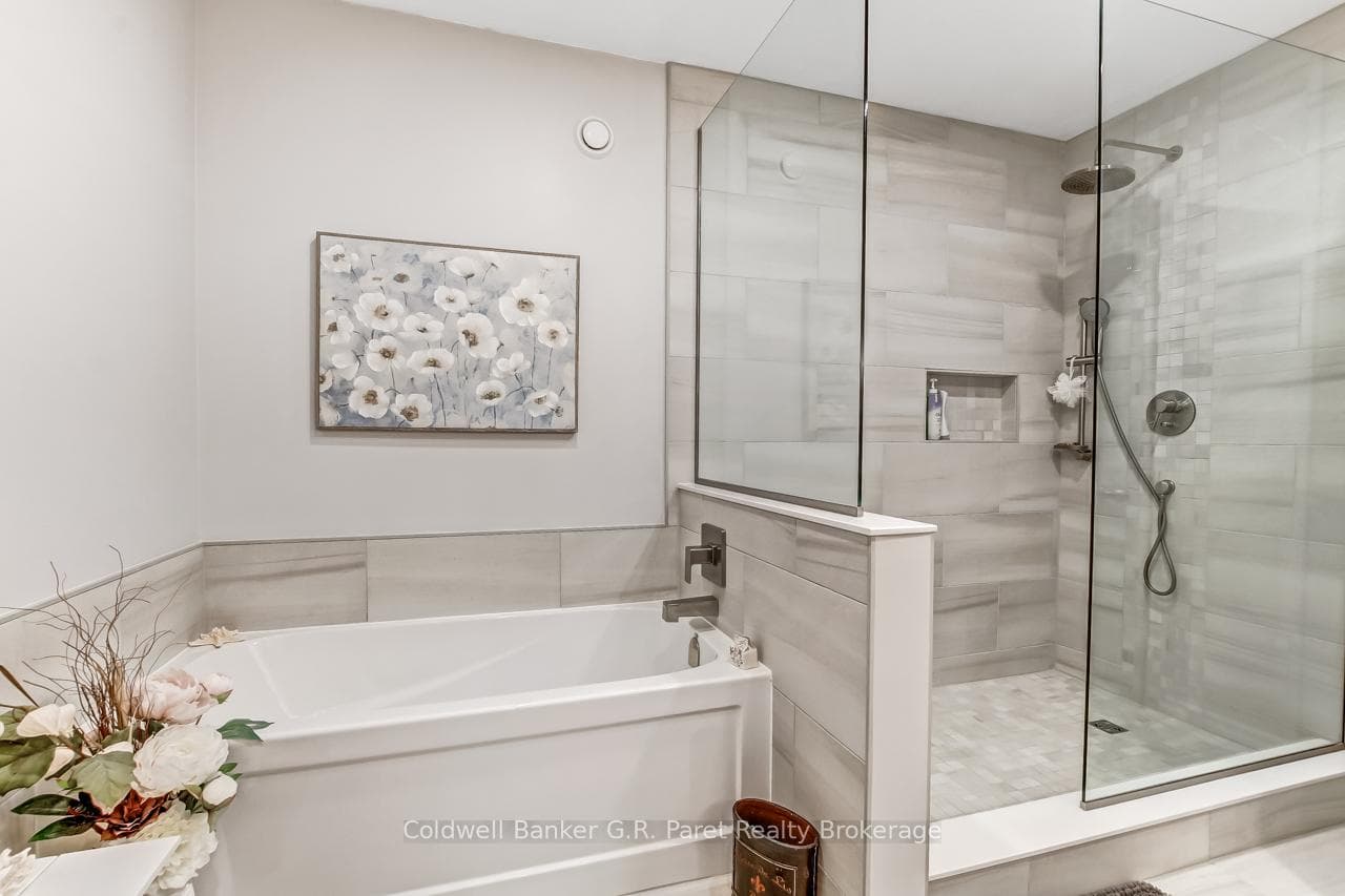 Main bath (Fully renovated)
