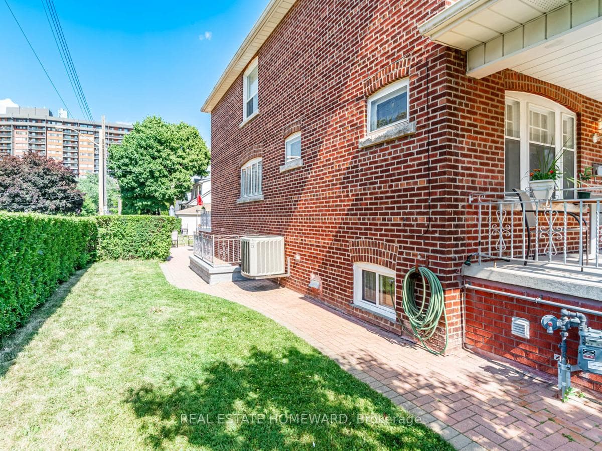 9 Thyra Avenue photo 32