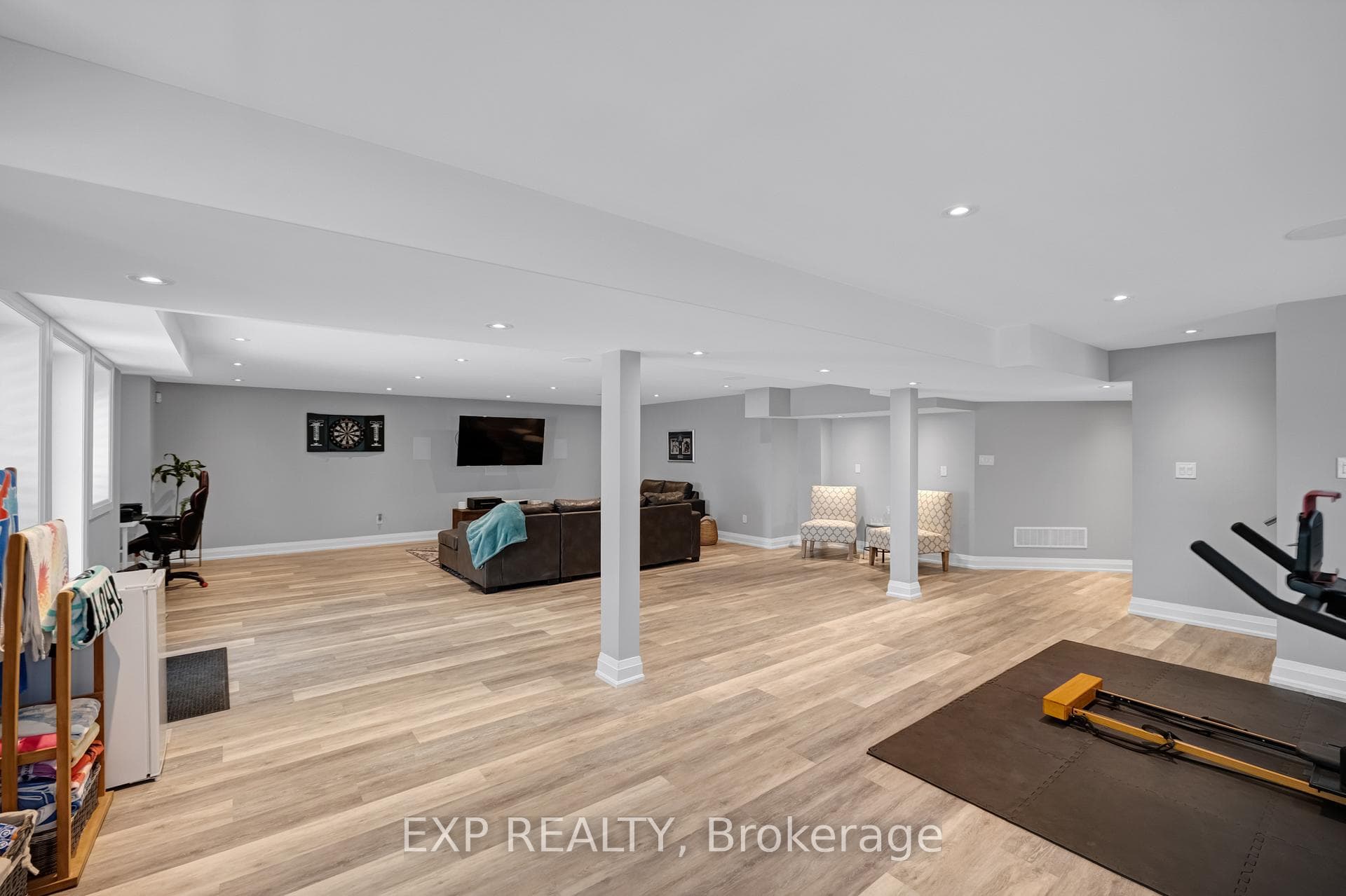 156 Degraaf Crescent photo 37