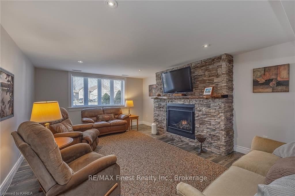 8 BURLEIGH Court photo 35