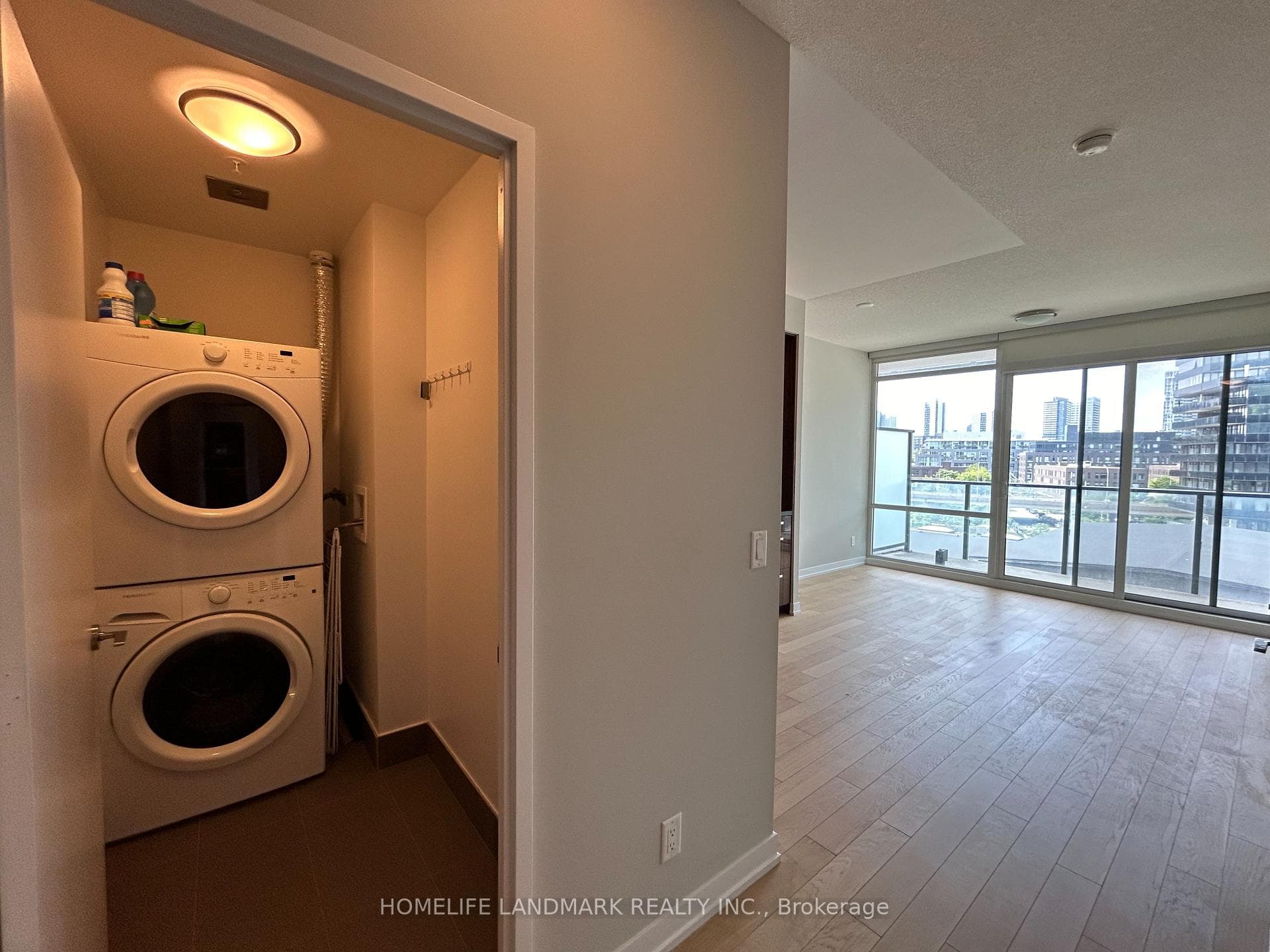 Laundry, Living