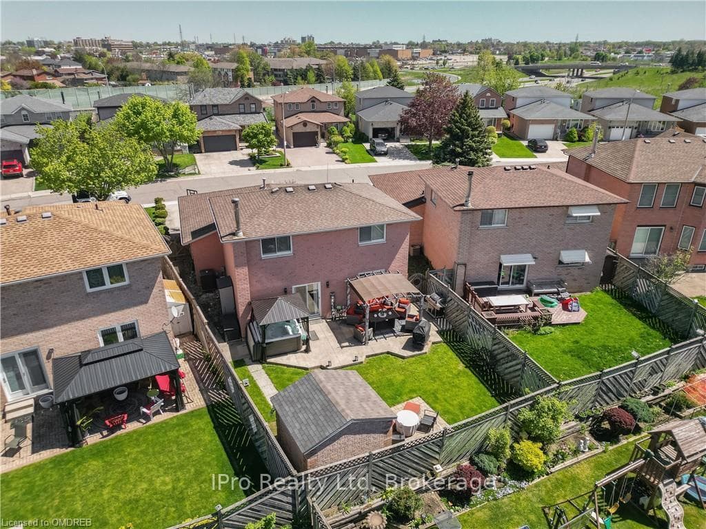 166 MERRILEE Crescent photo 6